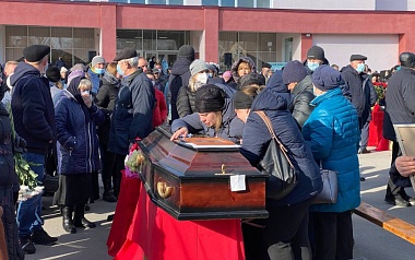 В Лесном началась церемония прощания с погибшими при пожаре на заводе - 62ИНФО В Лесном началась церемония прощания с погибшими при пожаре на заводе
