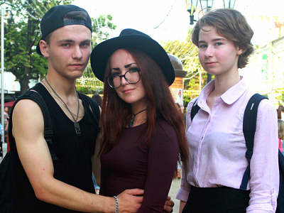 Рязанцы отметили День молодежи на Почтовой с музыкантами, ретрокарами и «Манекеном»