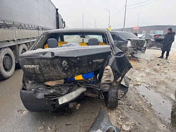 Столкнулись грузовик и 5 легковушек: под Рязанью 4 человека пострадали в ДТП