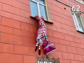 На Первомайском проспекте заметили лезущего в окно Деда Мороза