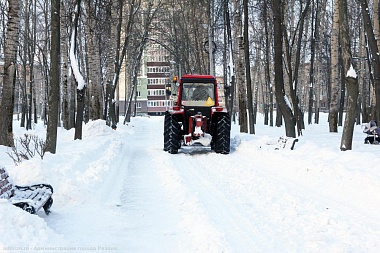 Уборка рязанских парков и скверов от снега продолжается