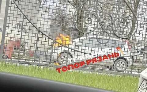 В Рязани на Московском шоссе вспыхнула машина
