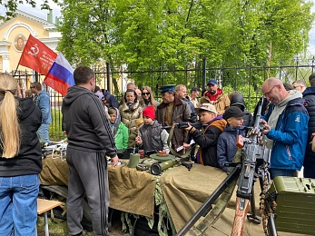 В Рязани у кремля 9 Мая открыли полевую кухню и показали трофейную технику