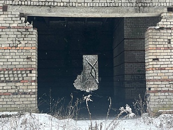 В рязанском лесу сфотографировали заброшки и лестницу в никуда - 62ИНФО В рязанском лесу сфотографировали заброшки и лестницу в никуда