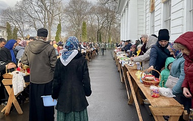 Фоторепортаж: рязанцы освятили куличи у Скорбященского храма