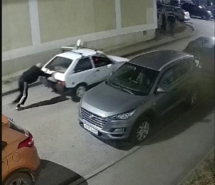 Неизвестные угнали машину из двора рязанского жилого комплекса