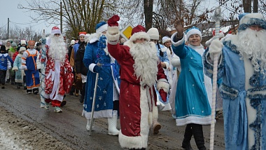 Деды Морозы и Снегурочки парадом прошли по Чучкову