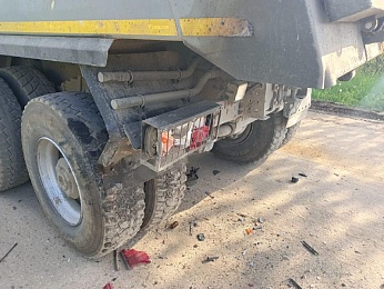 В Рязанской области ВАЗ врезался в самосвал - 62ИНФО В Рязанской области ВАЗ врезался в самосвал