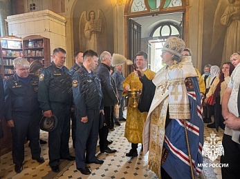 Сотрудники МЧС помолились перед иконой Божией Матери «Неопалимая Купина» - 62ИНФО Сотрудники МЧС помолились перед иконой Божией Матери «Неопалимая Купина»