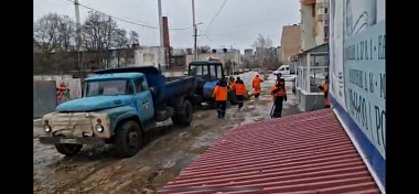 В Рязани тракторист ДБГ отказался фрезеровать ледяные ямы и застрял в них сам