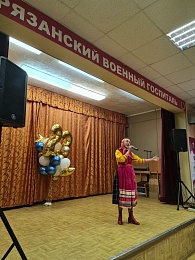 В Рязанском военном госпитале бойцам СВО показали концерт и угостили пирогами - 62ИНФО В Рязанском военном госпитале бойцам СВО показали концерт и угостили пирогами