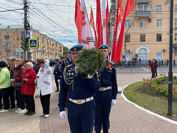 В Рязани 9 Мая возложили цветы к Вечному огню и развернули Георгиевскую ленту