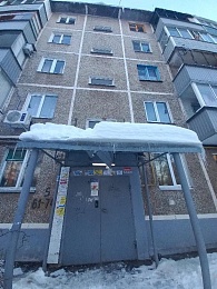 В Рязани сосулька пробила козырёк подъезда