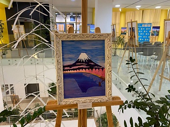 Держит кисть в зубах: в Рязани представили выставку "Творчество без рук" - 62ИНФО Держит кисть в зубах: в Рязани представили выставку "Творчество без рук"