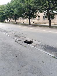 В центре Рязани после дождя в асфальте образовалась дыра