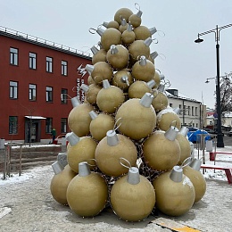 Все со смыслом: в Новослободском сквере Рязани сделали аллею креативных елок