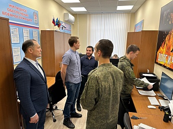 Руководитель РГУ имени Есенина Игорь Мурог сводил выпускников в пункт отбора на военную службу