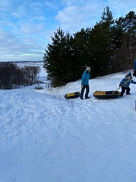 Рискованная забава: рязанцы продолжают кататься на  «ватрушках» с Лысой горы в Солотче