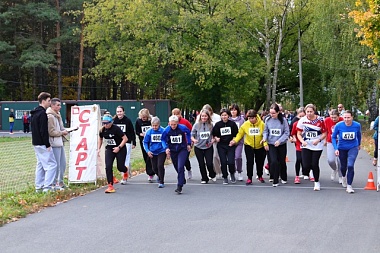 Сто школьных учителей устроили забег в парке Рязани