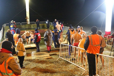 Пришли сотни людей: фоторепортаж с купаний в Крещение в Рязани