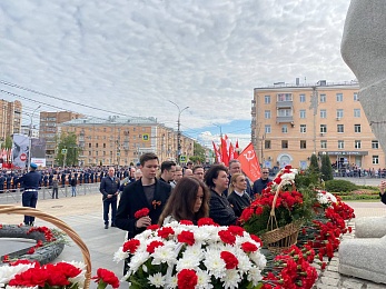 В Рязани 9 Мая возложили цветы к Вечному огню и развернули Георгиевскую ленту
