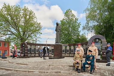 В Шилове зажгли Вечный огонь от пламени у монумента Победе в Рязани - 62ИНФО В Шилове зажгли Вечный огонь от пламени у монумента Победе в Рязани