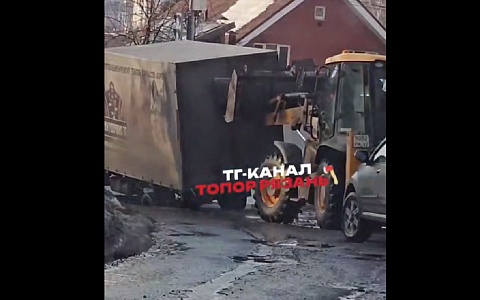 В Рязани «ГАЗель» застряла колесом в яме