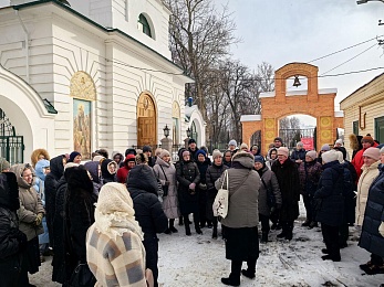 Десятки рязанцев пришли в мороз на Скорбященское кладбище