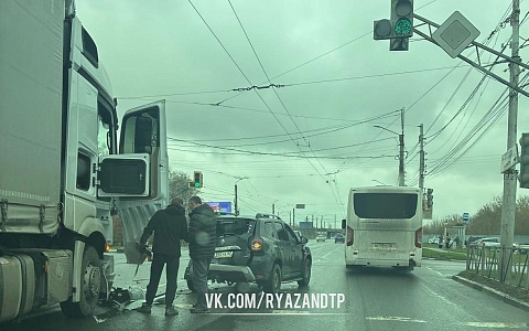 На Московское шоссе столкнулись фура и легковушка