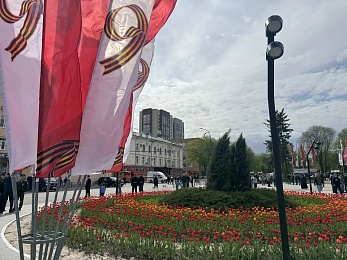 В Рязани в 9 Мая на площади Победы возложили цветы к Вечному огню
