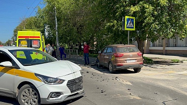В Рязани реанимация приехала к ДТП с такси и Hyundai на Грибоедова