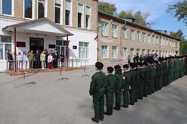 Рязанская Росгвардия вручила 28 пар погонов детям из школы № 38