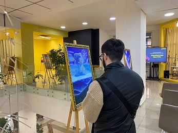 Держит кисть в зубах: в Рязани представили выставку "Творчество без рук" - 62ИНФО Держит кисть в зубах: в Рязани представили выставку "Творчество без рук"