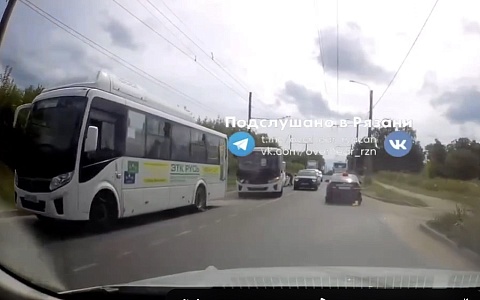 Соцсети: в Рязани автобусы устроили гонки