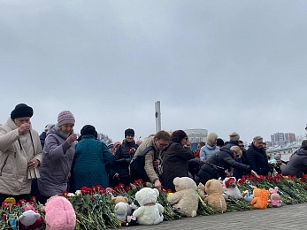 В Рязани прошел траурный митинг в память жертв теракта в "Крокусе" - 62ИНФО В Рязани прошел траурный митинг в память жертв теракта в "Крокусе"