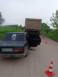 В Рязанской области ВАЗ врезался в самосвал - 62ИНФО В Рязанской области ВАЗ врезался в самосвал