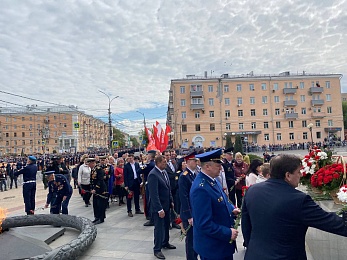 В Рязани 9 Мая возложили цветы к Вечному огню и развернули Георгиевскую ленту