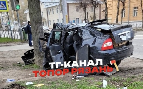 В Горроще машину разнесло после удара об дерево