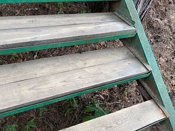 В Солотче лестница на Лысой горе опасна для отдыхающих