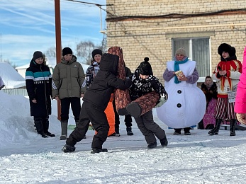 Жгли чучело и лазили на столб: в Рязанской области отметили Масленицу