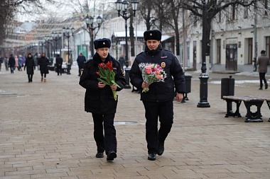 Рязанская полиция поздравила местных жительниц с 8 марта
