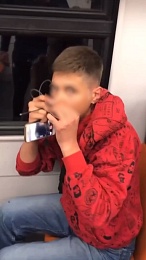 Мужчина избил двоих подростков за пирсинг в подмосковной электричке