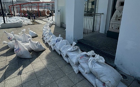 Павильоны на Рязанской ВДНХ обкладывают мешками с песком