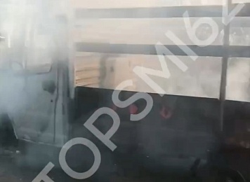 В Захарове у дороги загорелся большегруз