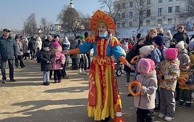 На Лыбедском бульваре в Рязани отмечают Масленицу