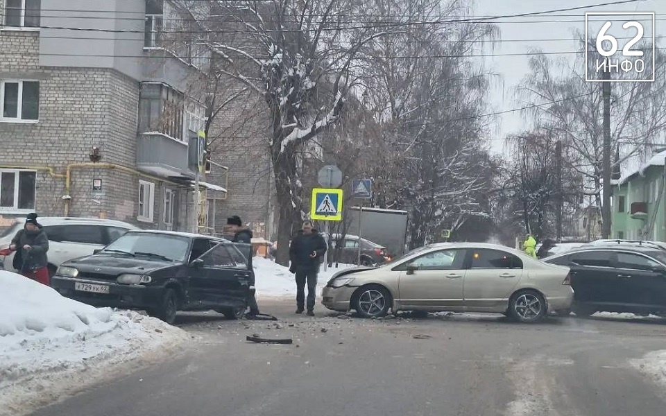 В Рязани ДТП у школы №№14 собрало пробку - 62ИНФО