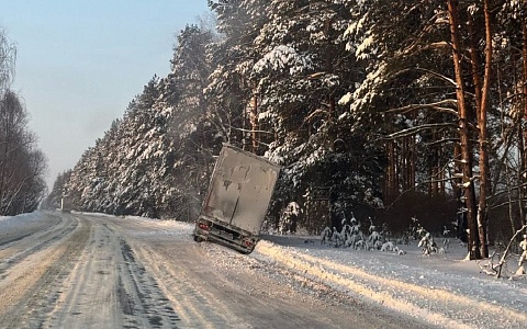 В Шиловском районе фура вылетела с дороги у села Инякино