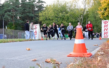Сто школьных учителей устроили забег в парке Рязани