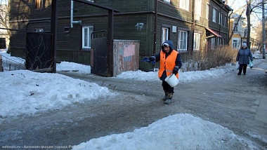 В Рязани спецтехника продолжает убирать пыль и мусор