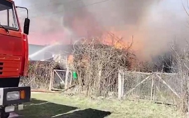Пожарные спасли дом в пожаре в Рыбном
